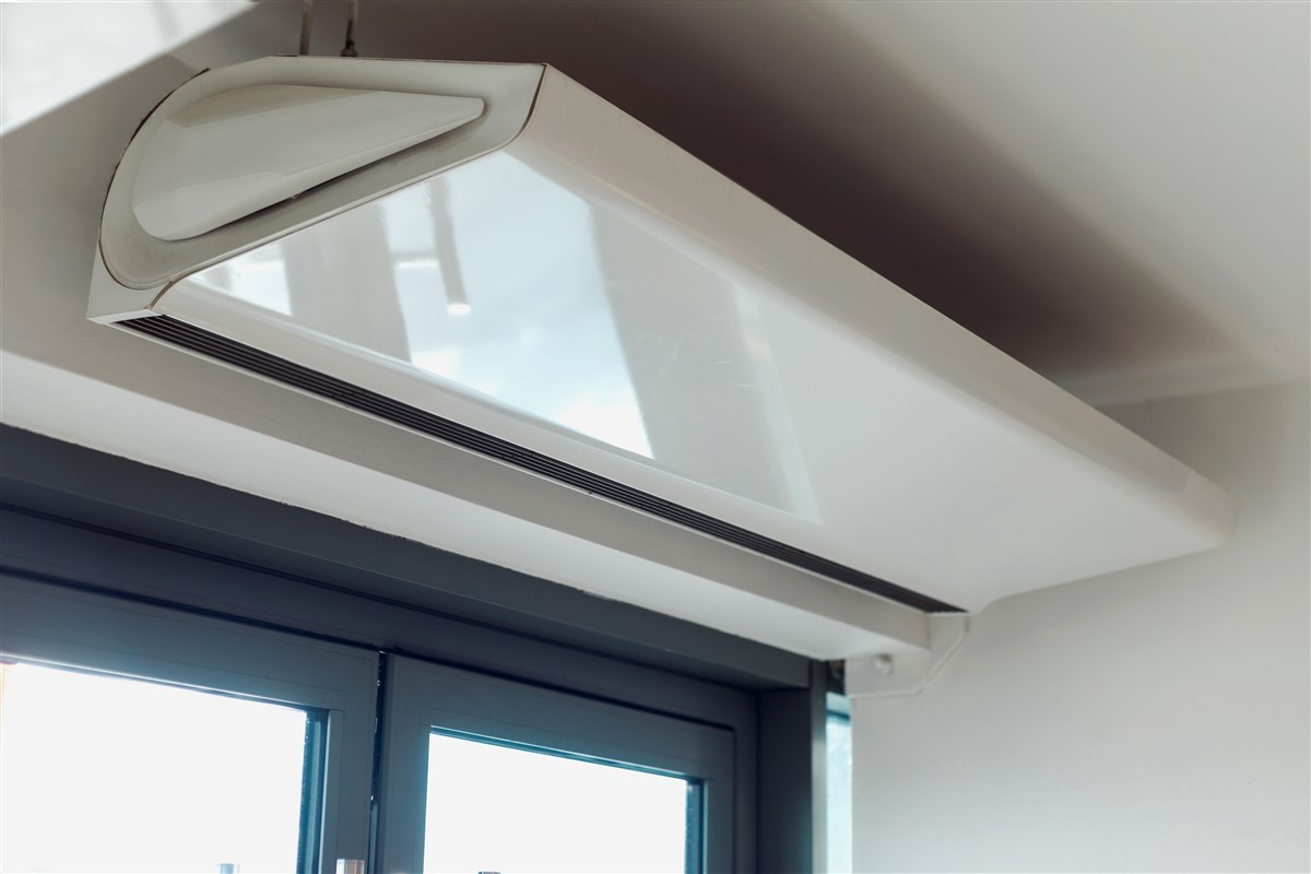 un rideau d’air chaud électrique