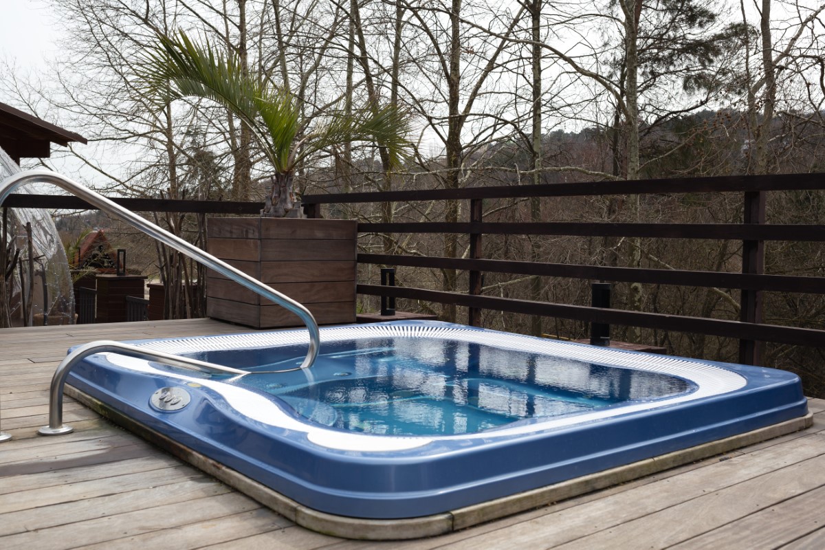 un jacuzzi extérieur