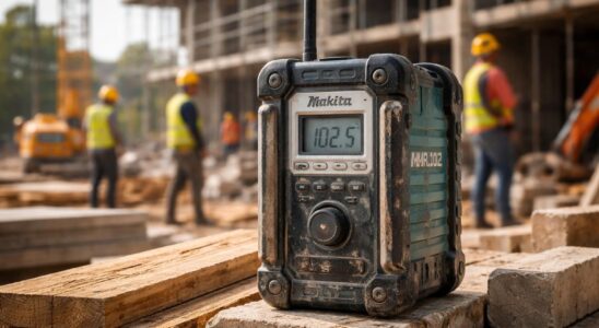 découvrez la makita dmr 102, la radio de chantier robuste et résistante, testée pour vous offrir un son clair et une durabilité à toute épreuve sur vos chantiers.
