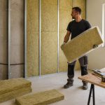 découvrez comment calculer le nombre de sacs de laine de roche nécessaires pour isoler 100m² avec nos astuces et conseils pratiques.