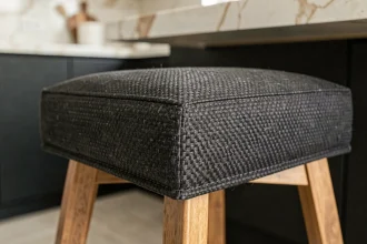 Gros plan sur une housse de tabouret de bar résistante en tissu tissé gris anthracite avec coutures renforcées visibles